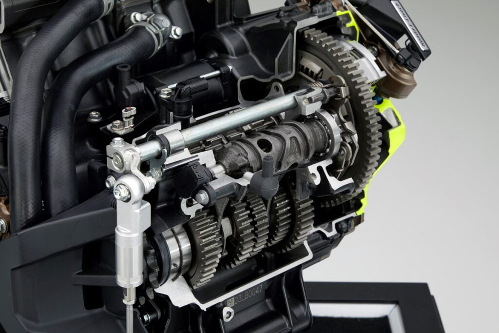 Honda CBR 650R 2024 modeli, yarıştan ilham alan güncellenmiş stiliyle dikkat çekiyor. Honda E-Clutch Teknolojisi özellikleri.