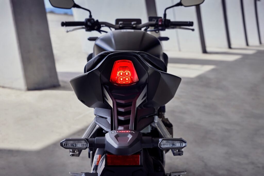 Honda CB 650R 2024 modeli, yenilikçi tasarımı ve teknolojik özellikleriyle sürücülere heyecan verici bir motosiklet deneyimi sunuyor.
